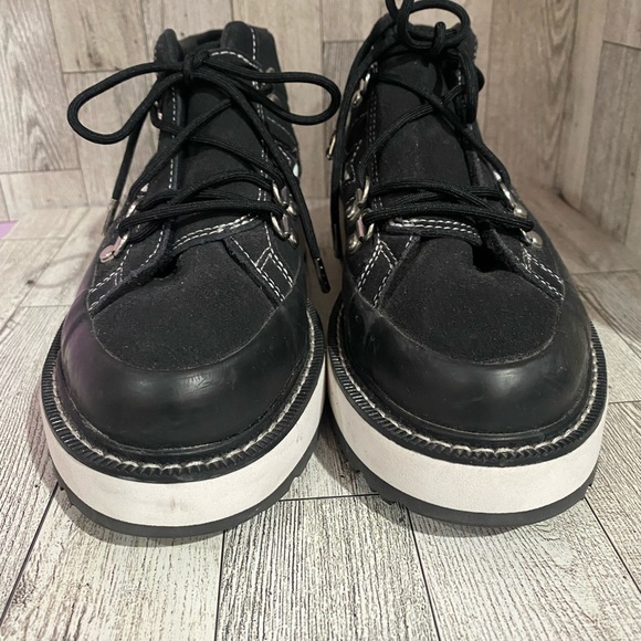 Converse - Picture 2 of 10